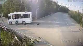 Un normale viaggio in autobus in Russia, alla curva tutti giù per terra {A normal bus ride, Russia}