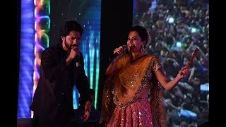 Varun Dhawan and Taapsee Pannu played Dandiya and celebrated Navratri in Ahemndabad