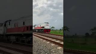 Double Track Rel Kereta di Masjid Aljabar #shorts #keretaapi #krl #kalokal #doubletrack