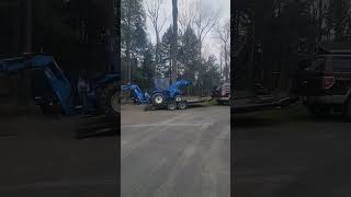 Loading Backhoe Without Using Ramps #newholland #trailer #ramps #fyp