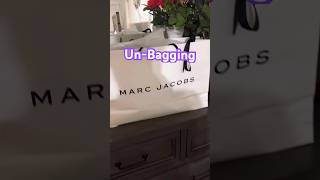 Un-Boxing or Un-Bagging in this case💜💛Just because gifts are the best!#marcjacobs #gift #unboxing