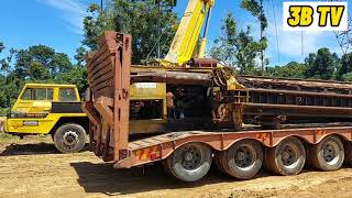 FMX LOADED A HEAVY GOODS WITJ MOBILE CRANE