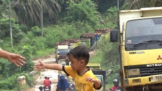 nasib sopir truk sawit, jalannya rusak mobilnya juga rusak