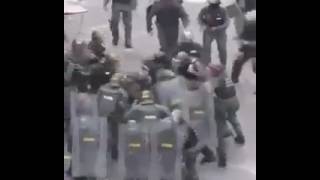 Así patean a un joven indefenso en el suelo varios policías de la #dictaduracomunista de #Venezuela