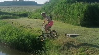 Met de fiets te water [eigenlijk een veel te laten 1k speciaal] mv motor sport