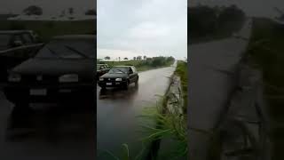 VIDEO: Police assist driver fix flat tyre on Kaduna-Abuja highway