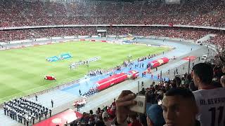 دخول منتخب المغرب و المنتخب البرازيلي إلى الملعب و عزف النشيدين.