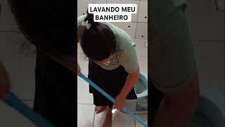 LAVANDO MEU BANHEIRO #faxinanasala #limpeza #faxinapensada #faxinacompleta #humor #faxinas