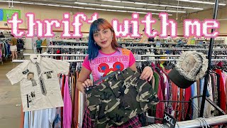 THRIFT WITH ME // 10 minute thrift challenge to find clothes to DIY!!!