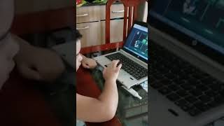 Meu filho Ruan jogando Ben 10 no notebook lá em casa