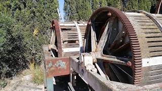 Viejas prensas de bodega para hacer vino. Tecnología industrial antigua.