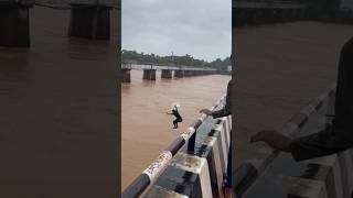 Shimoga Live Jump From Tunga Bridge Shivamogga #shivamogga