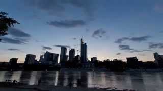 Timelapse Aufnahme vom Sonnenuntergang in Frankfurt / Skyline