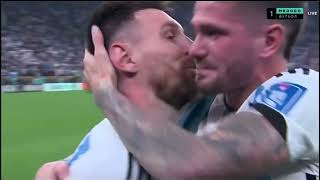 Messi tries to kiss De Paul