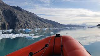 Navegando en zodiac entre icebergs en el Fiordo de Qooroq (Groenlandia)