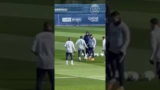 Neymar dancing before thé training,