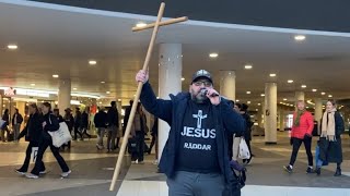 Ropa för full hals, håll inte tillbaka. Sergels torg/Åhléns city Stockholm 2024-02-25