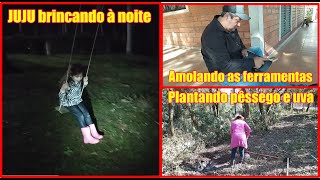 Família recuperando sítio EP28 - Juju brincando à noite/Amolando ferramentas/Plantando pêssego e uva