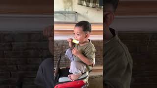 Rapong lagi santai sambil makan es krim