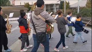 La banda de música y los cabezudos animando las calles de Ansoain. @TxemaDobarro @emansoainme (1)