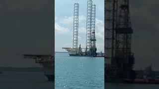 Ternyata di laut ada tower juga ya.??? Hehe