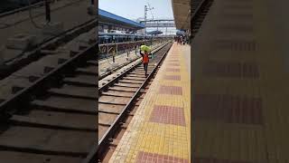 Responsible Man walk on Railway track Aurangabad Railway Station #shorts #maharashtra