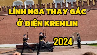 Cảnh lính Nga thay gác ở điện Kremlin-Nga