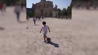 Mateo Messi paseando por Paris intenta un caño a su mamá Antonella