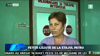 Fetiţă căzută de la etajul patru