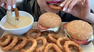 Asmr eating Cheeseburgare & Onion rings with dipp sauce|موکبانگ همبرگر و پیاز سوخاری با سس پنیر