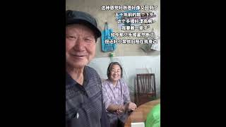 曾经那只银手镯，妻子戴了整整五十年。那是她二十岁生日时我送的礼物，可惜时间久远已经断了，这次我没经她允许，又买了一只新的。妻子虽嘴上念叨我乱花钱，可她的眼睛不会骗人，这种感觉好熟悉啊，好像回到了五十