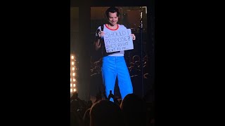 Harry helps a fan to propose💚🥺 #harrystyles #funny #music #shorts