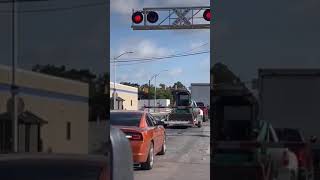 FIQUE SEMPRE ATENTO À SINALIZAÇÃO AO CRUZAR UMA LINHA DE TREM, SEJA EM ESTRADAS OU NA CIDADE 🚧🚦🚂