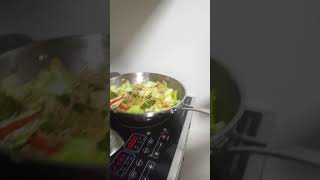 Wok With Grei Cooking Demo # 13 - Pancit Canton Graham's Style Part 2 - Kapampangan groove enjoy! :-