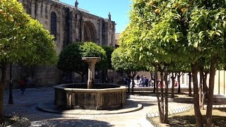 Spiral Woman entre las catedrales y la plaza del Cabildo en Plasencia (Cáceres)