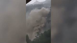 Le immagini della furia dell'acqua fanno paura, la cascata di Noasca salta il ponte del paese