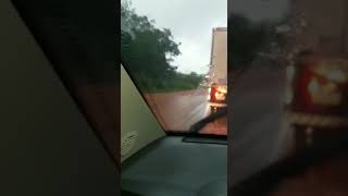 Nunca abra a janela do seu carro na chuva