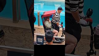 Мим Том прокатился в коляске этой женщины 😂🤣 #tomthemime #seaworldmime #seaworldorlando