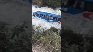 Bus Interprovincial sufre accidente con sus pasajeros. RUTAS MORTALES.