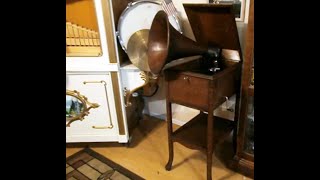 Vintage Record Player 1913 Victor V-XXV Schoolhouse Phonograph playing French Lessons for  Soldiers