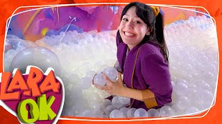 DIVIÉRTETE en el museo de los dulces y golosinas Sweet Space 🍭🍬| Videos para niños con Lara Ok