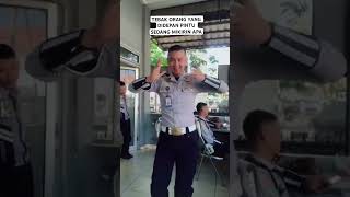 Yang didepan pintu sedang mikirin apa yaw⁉️