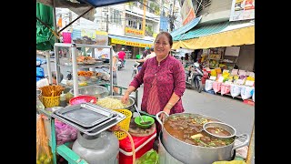 Xe bún riêu ma nổi tiếng nấu mực khô lấy nước cốt, sôi ùng ục, khách đông bấn loạn