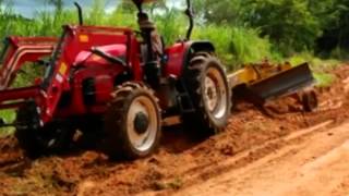 Tractor changfa 85 hp 4x4 trabajando con niveladora de arrastre TATU modelo LTA 3000.