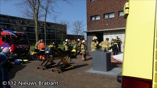 (Traumahelikopter inzet)Brandweer red persoon uit brandende woning aan de Karel Doormanstraat in Oss