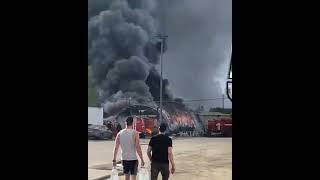 В Мурманске в пожаре взрываются баллоны с пропаном.