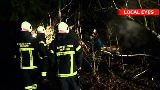 Gammel bil i brand i forladt garage