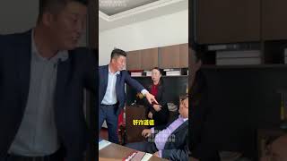 校长 老师一丘之貉，合伙虐待天生残疾的孩子，矢口否认虐待孩子的罪行，赵老师现场怒斥解决问题!#虐待儿童 #法律 #欠钱不还 #债务纠纷 #老赖   抖音