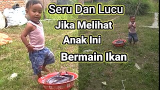 Anak Kecil!! Tangkap ikan LELE Hidup di Wadah Besar SERU dan LUCU