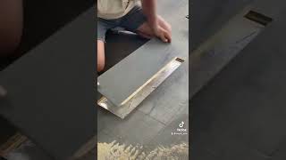 Comment remplacer une lame de parquet 😉 c’est une machine oscillante et non oxillante comme je dis.